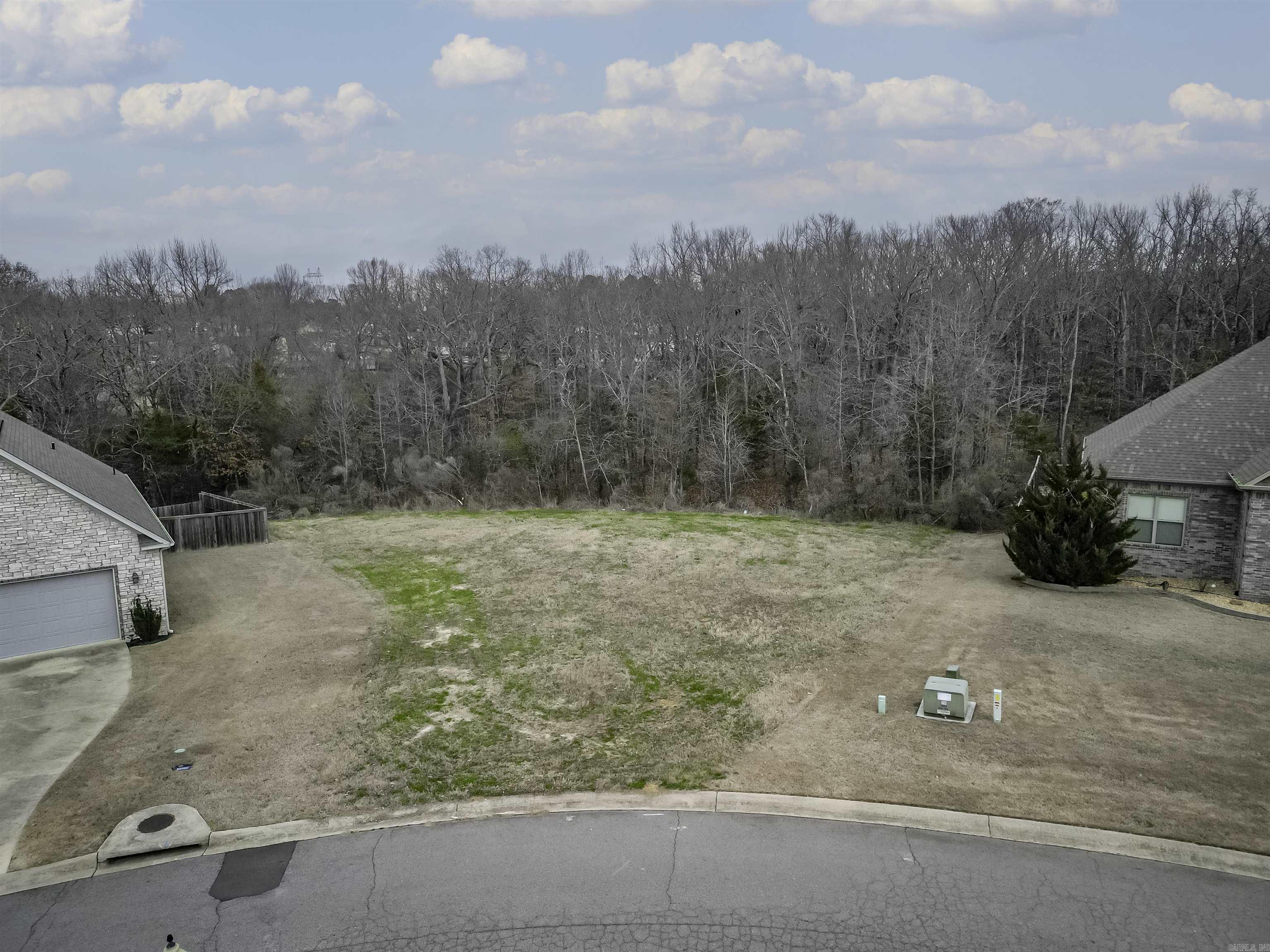 Last lot in an exclusive neighborhood. Build your dream home that is perfect for your family! Side walks! Super clean and well maintained family neighborhood. Close to the town but a county feel. Call today this won't last long. 2200 minimum square footage for a one story and 2700 for a two story.