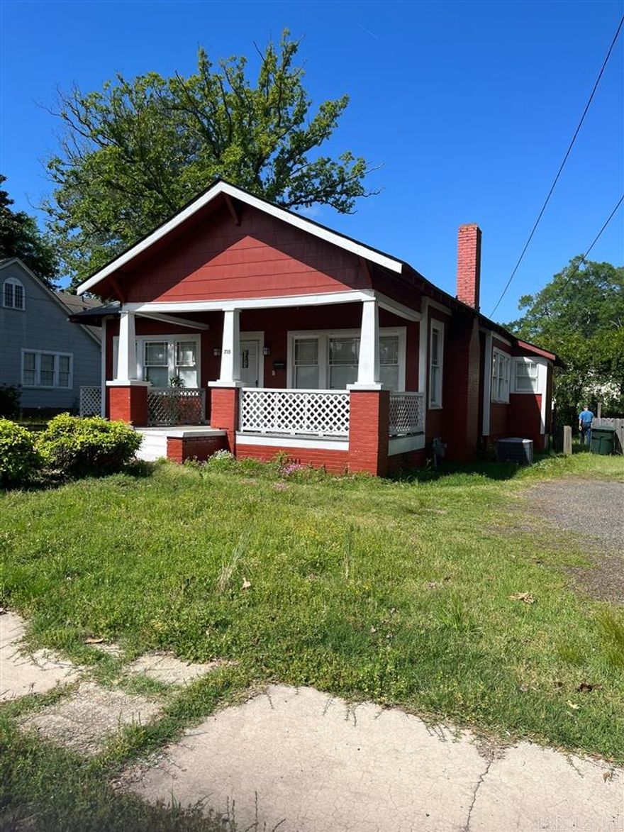 CLOSE TO HOSPITAL AND UPTOWN. THIS HOME HAS THREE BEDROOMS, TWO BATHS AND IS 1,844 SQUARE FEET.    LOT SIZE, YEAR BUILT AND SQUARE FOOTAGE IS TAKEN FROM COURTHOUSE RECORDS.    GIVE LINDA ANDERS A CALL AT 234-5060 TO SET UP SHOWING OR COME MY MAGNOLIA GROUP REAL ESTATE PROFESSIONALS AT 1207 NORTH JACKSON.