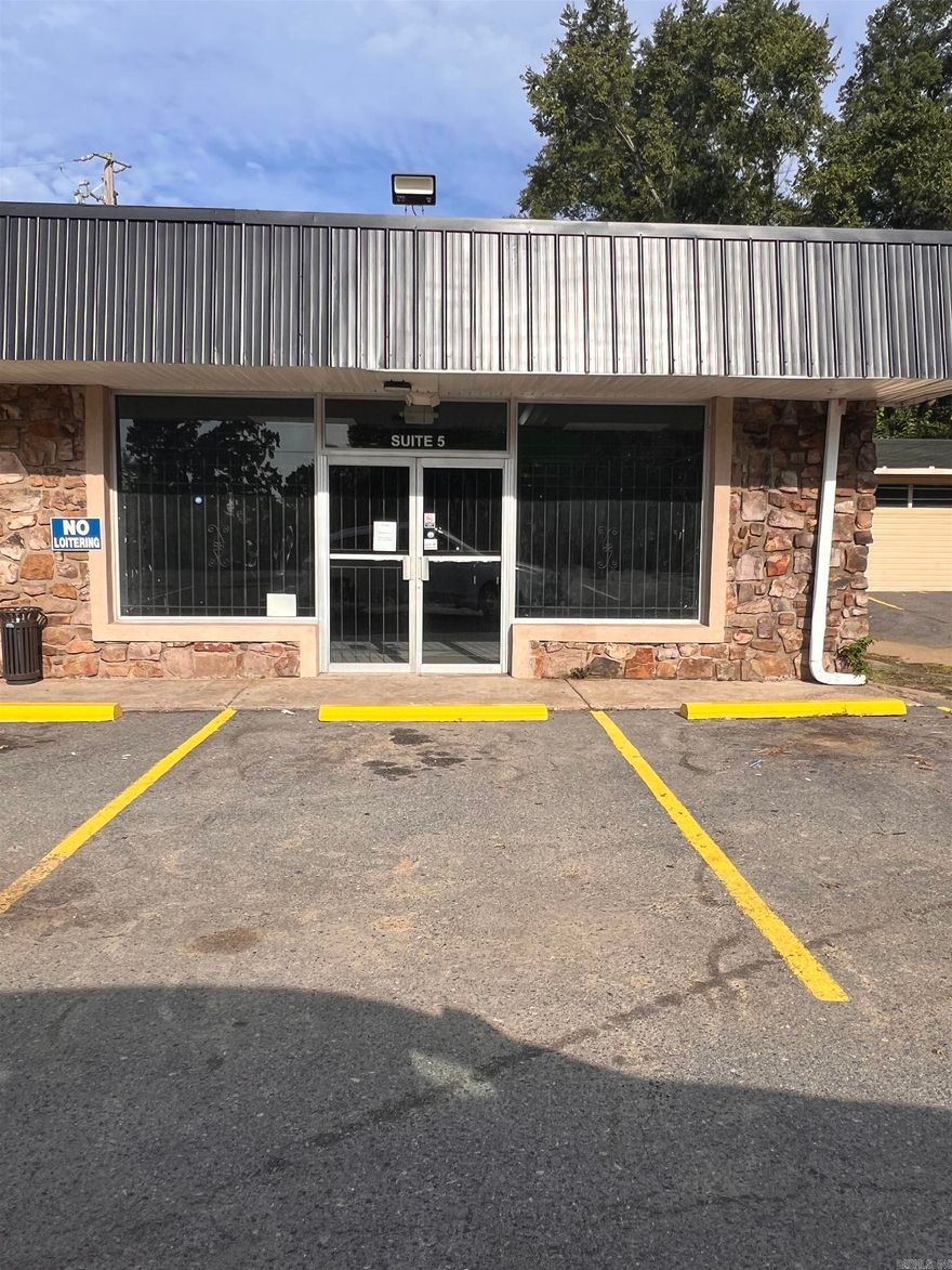 A great opportunity for any business seeking a nice Commercial rental in a very high trafficked area of Little Rock.  A great location for hair or nail salon, Coffee Shop, or Boutique. Must see to visualize the potential.  Schedule your showing to see if this location is a perfect fit for your business.  TEXT OR CALL LISTING AGENT TO SEE