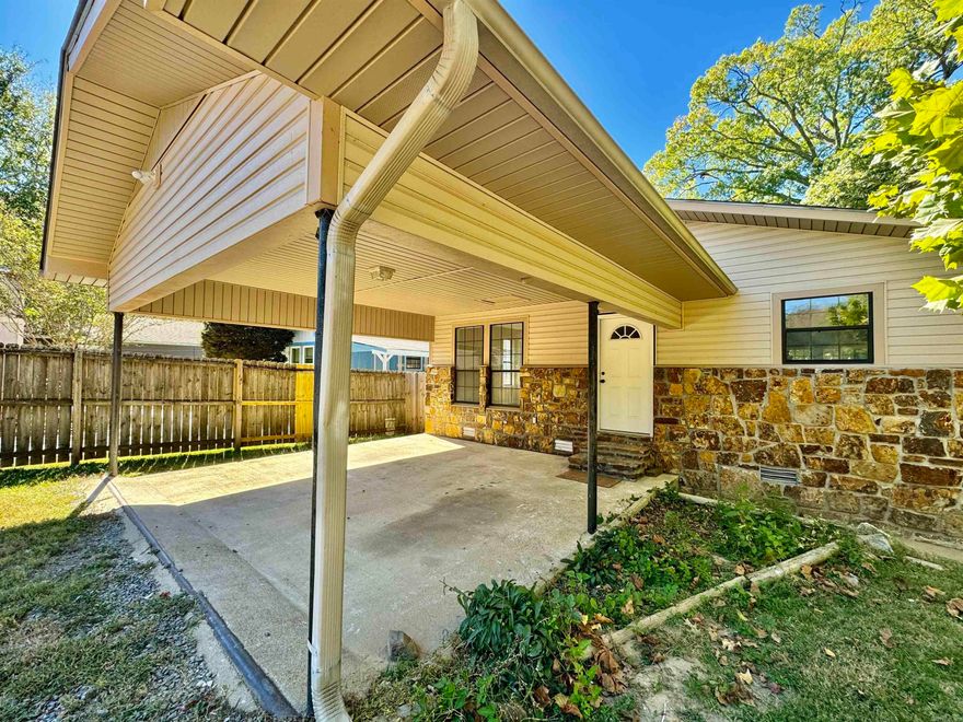 Freshly remodeled Cabin on Lake Hamilton. This 1200 sq' 2 bedroom one bath comes with All appliances including refrigerator, stove, dishwasher, microwave, washer/dryer.  Single-stall floating doc is already in place. The cul-de-sac road is low-traffic. The outside storage building could be converted into outdoor bunks for STR.