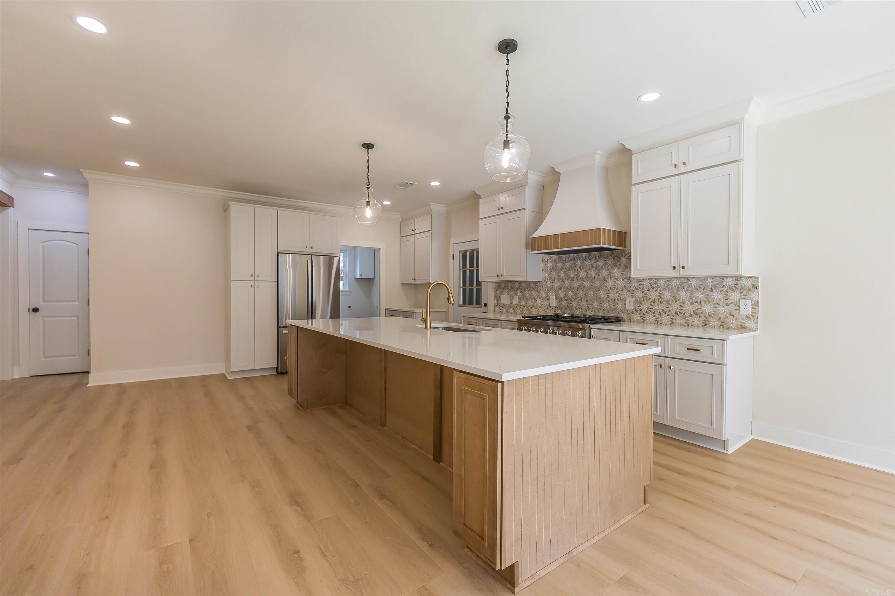 COUNTRY CLUB COLONY - Residential