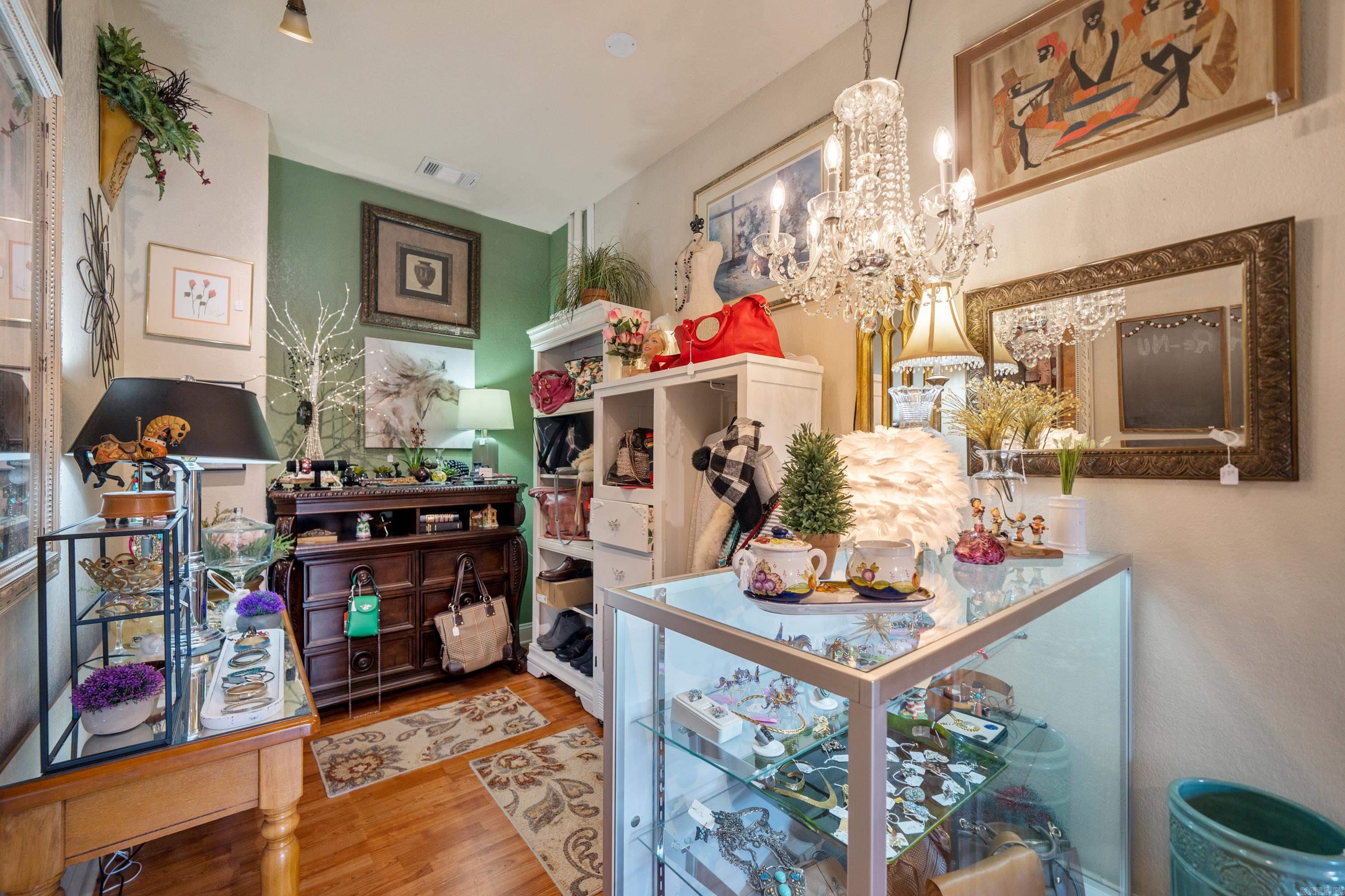 Noine - Commercial Sale
