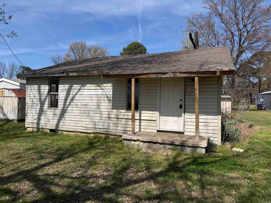 Investor special priced to sell! With some work, this home could be added to your portfolio and make you money! Call or Text to schedule your showing appointment.