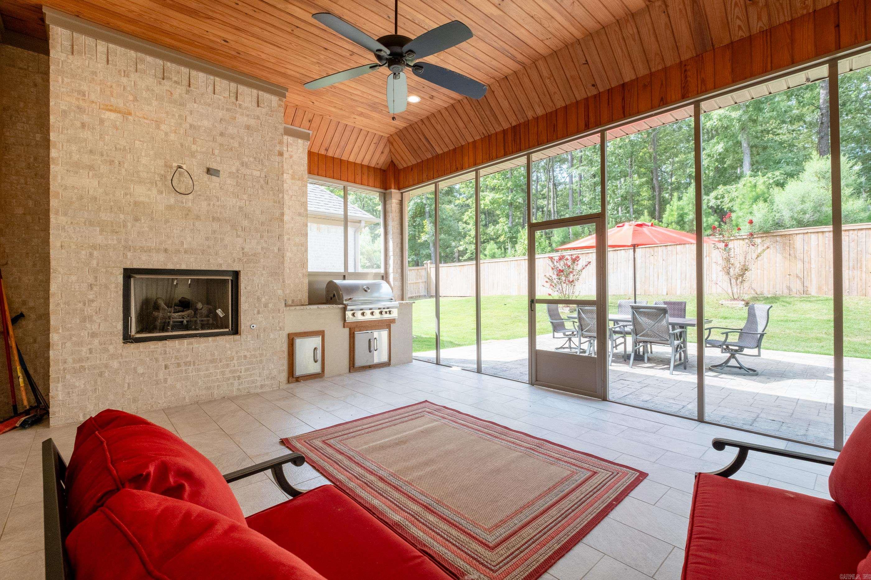 CHENAL VALLEY "ENSBURY PLACE" - Residential