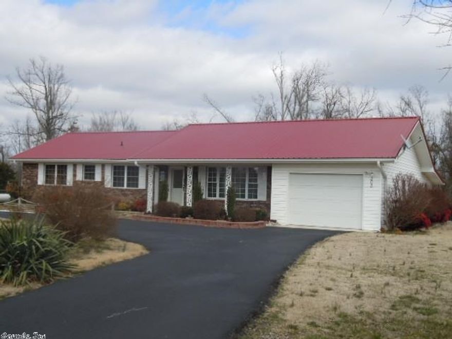 BEAUTIFUL & COMPLETELY REMODELED HOME Just minutes from Golf Course, Lakes, Town center & Library. Lovely Kitchen w/ceramic back splash, unique laminate floors & sm eating area, Dining area has built in storage w/wine cooler & mirror length of wall. Living rm has gas log f/p, main bath newly finished bath & shower & counter tops looks like granite. New metal roof Oct 2012, septic pumped & new clean out to distribution box. Nice back yard & extra landscaping w/paved circle drive. 11x21 screened rm redone.