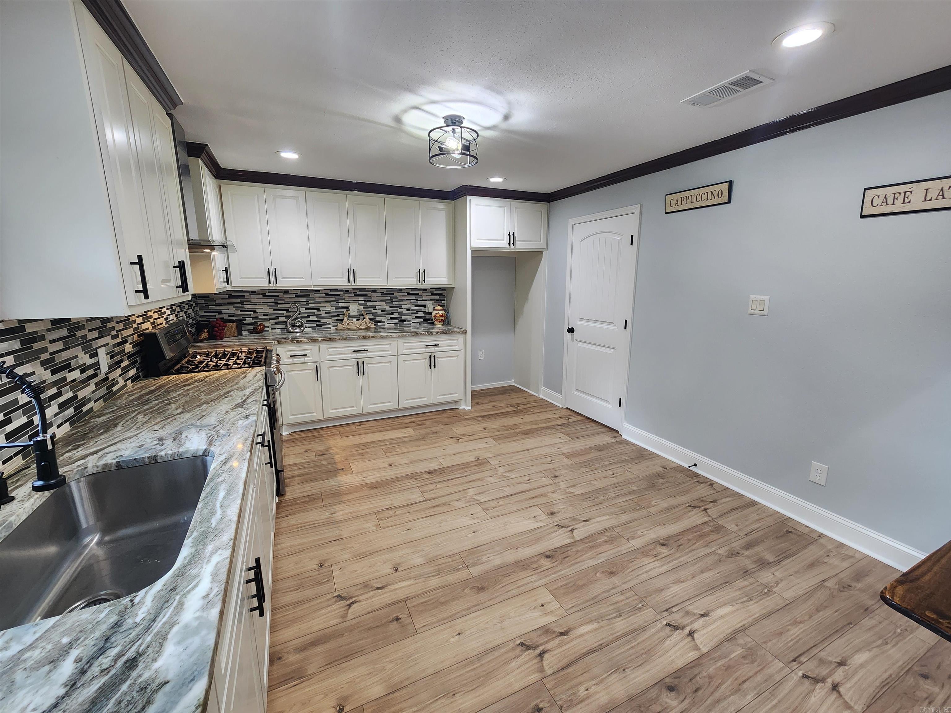ARCHWOOD MANOR - Residential