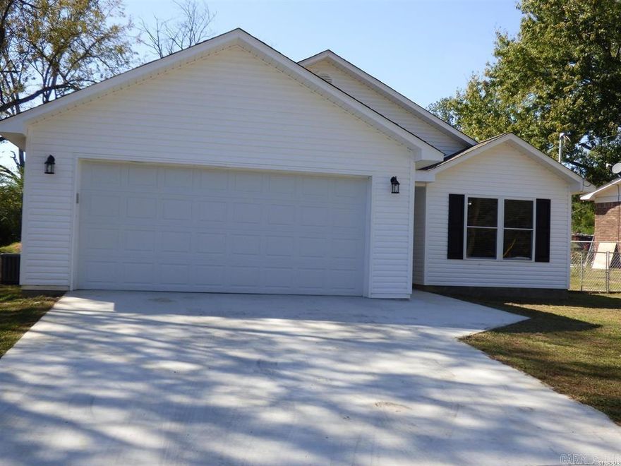 Charming and move-in ready, this 3-bedroom, 2-bath home is perfect for you to enjoy! The spacious kitchen boasts a walk-in pantry, and the breakfast bar easily fits several stools, while the living area shines with a vaulted ceiling. The open concept design offers a split floor plan with a separate dining room, laundry room, two-car garage, and a fully fenced backyard—all on one level! Conveniently located near Lakeside Schools and just 10 minutes from nearly everything in town, this adorable home is a must-see—schedule your showing today!