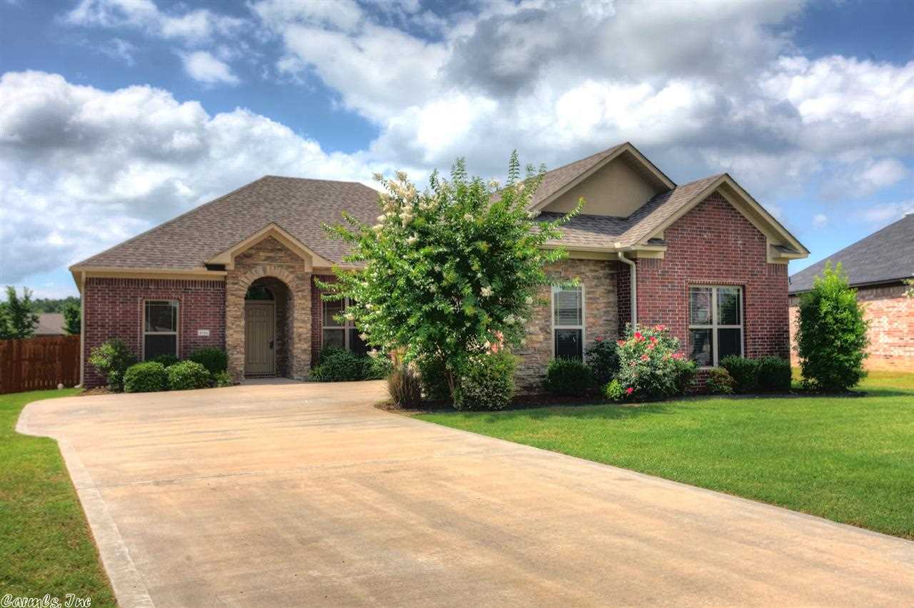 Adorable home on culd-de-sac. Open floor plan, stained kit., cabinets, granite countertops, stainless steal appliances, breakfast bar with pendant lighting. Fenced back yard over 1/2 acre.