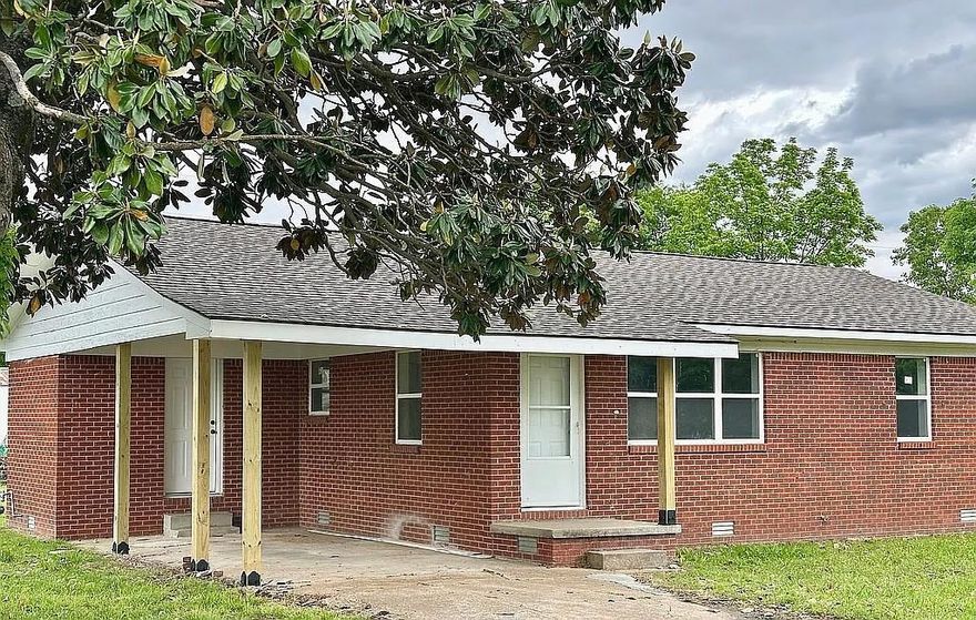 Adorable 2 bed, 1 bath house with 1,032 square feet outside city limits of Walnut Ridge!