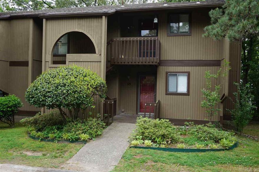 This cozy 2 bedroom 2 bath condominium is located in the west Little Rock in the Green Mountain Condos,near shopping and dinning with easy access to I-630 and I-430. It has a large living area with wood burning fireplace, 2 full bathrooms and fully furnish kitchen . It has ceiling fans,window coverings, and washer and dryer connections. Large deck outside the back door and a smaller deck on the side . Tenant pays electric only. Small pet is welcome. resident has pool privileges.