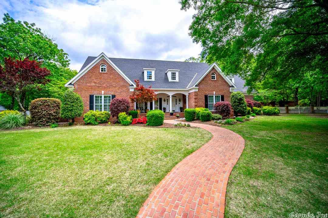 Fabulous 5 bed / 4.5 bath Pippinpost home. An entertainer's dream! Large kitchen with wonderful island open to hearth room; formal dining room and living room with coffered ceilings and fireplace. Large master suite with french doors to back patio; huge game room; guest suite on main level; amazing backyard with brick patio, beautiful pergola - perfect for all outdoor entertaining; over an acre lot.