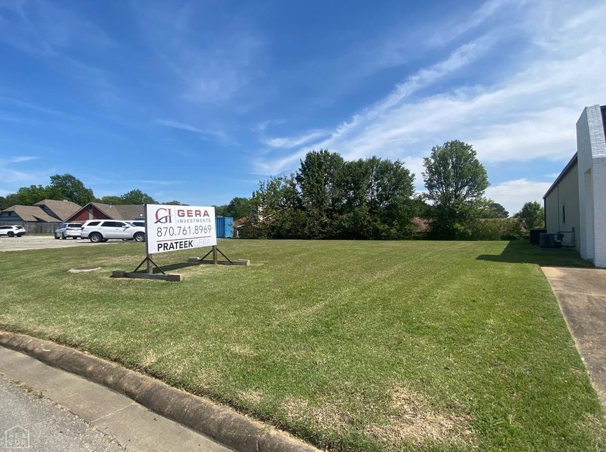 Vacant lot now available in the desirable Southwest square just off of Southwest Drive, behind Jonesboro Public School Administrative building and Shadrach’s Coffee. This space would be great for an office, hair studio, private training facility, daycare, or even medical spa! This commercial lot is located right off of Southwest Drive which has an excellent exposure of up to 21,000+ cars per day. The property also has a build to suit opportunity. Contact me today for more details!