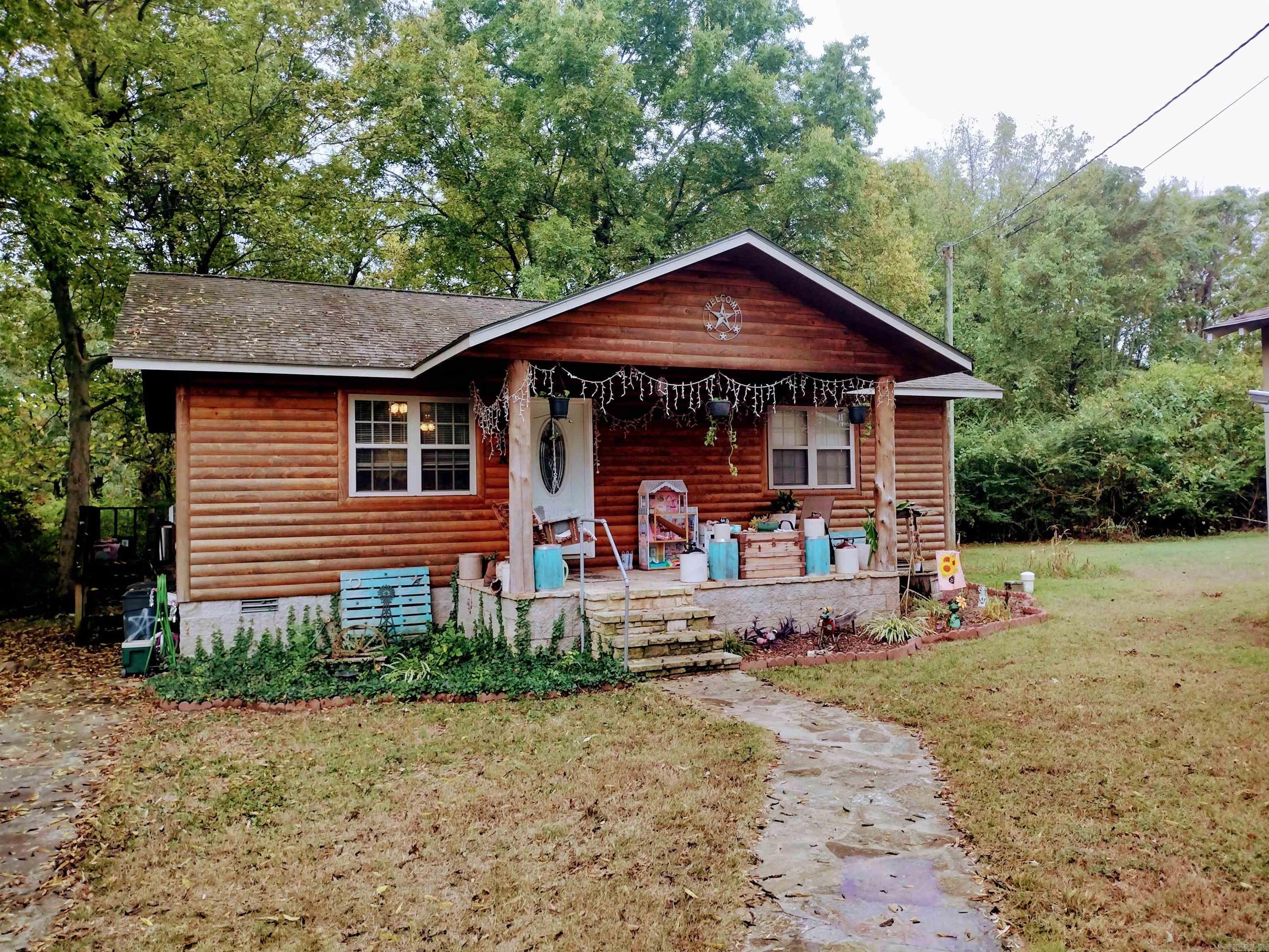 Looking for rental property or first home or just wanting to downsize check this nice home out close to court square, ball field and all other amities on low maintenance lot