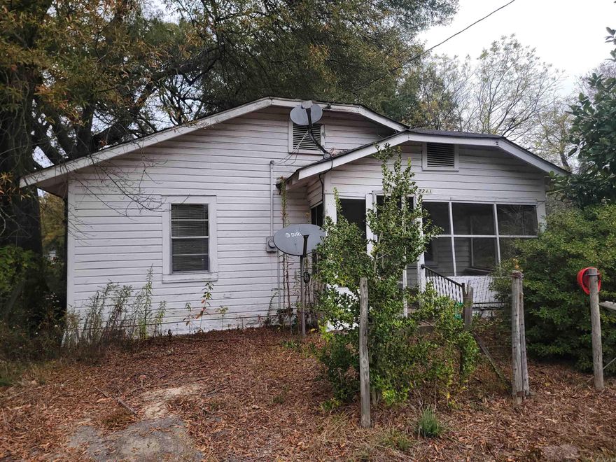 Great investment opportunity!!! This would be ideal for a first time homebuyer or could make a great rental property!! Don't miss out!! Located close to UAPB and Saracen Landing! Centrally located for easy access to all the cities amenities!! There are 2 lots included with this home. One could easily be used to build another house on.