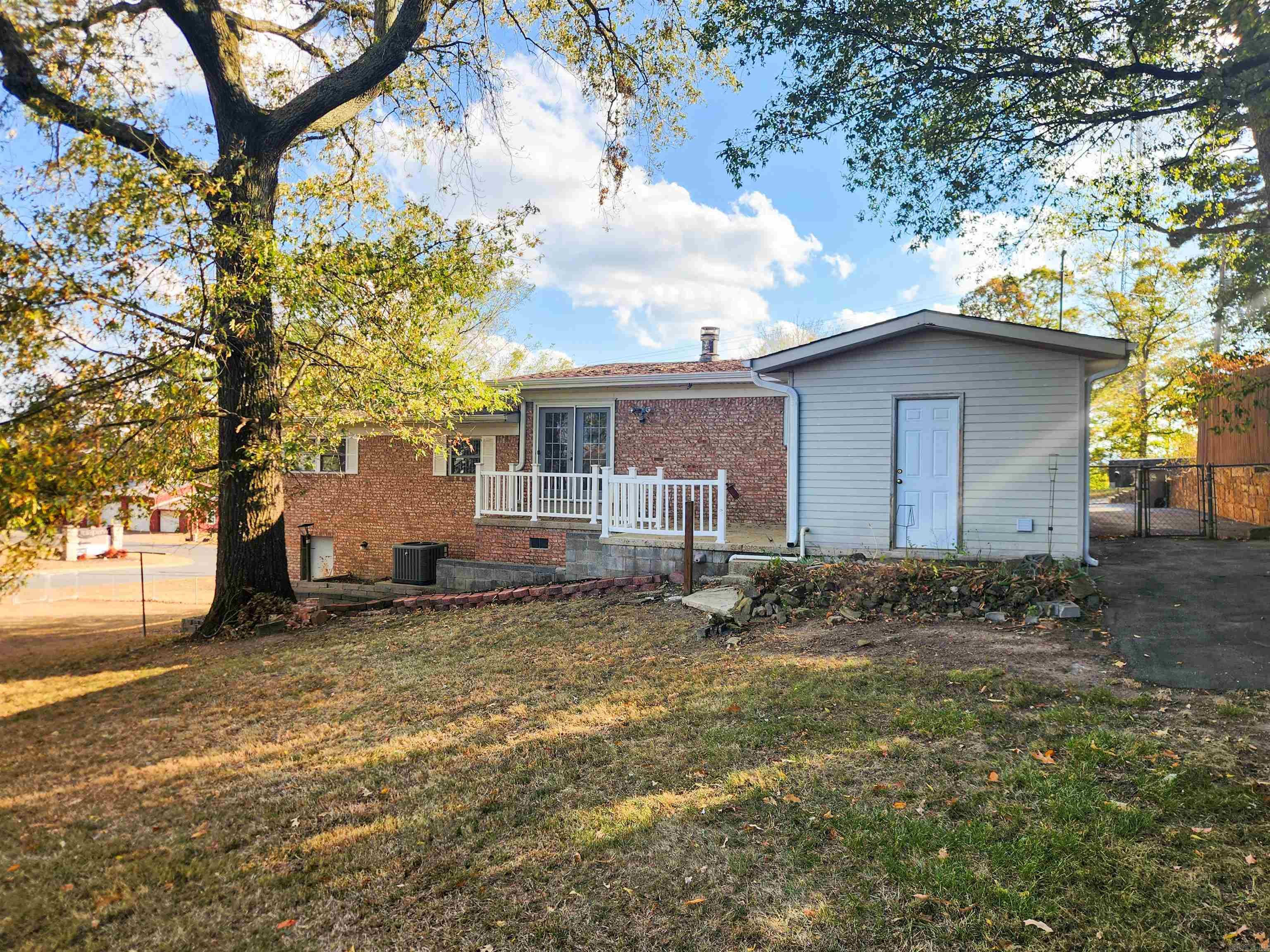 MOUNTAIN OAKS - Residential