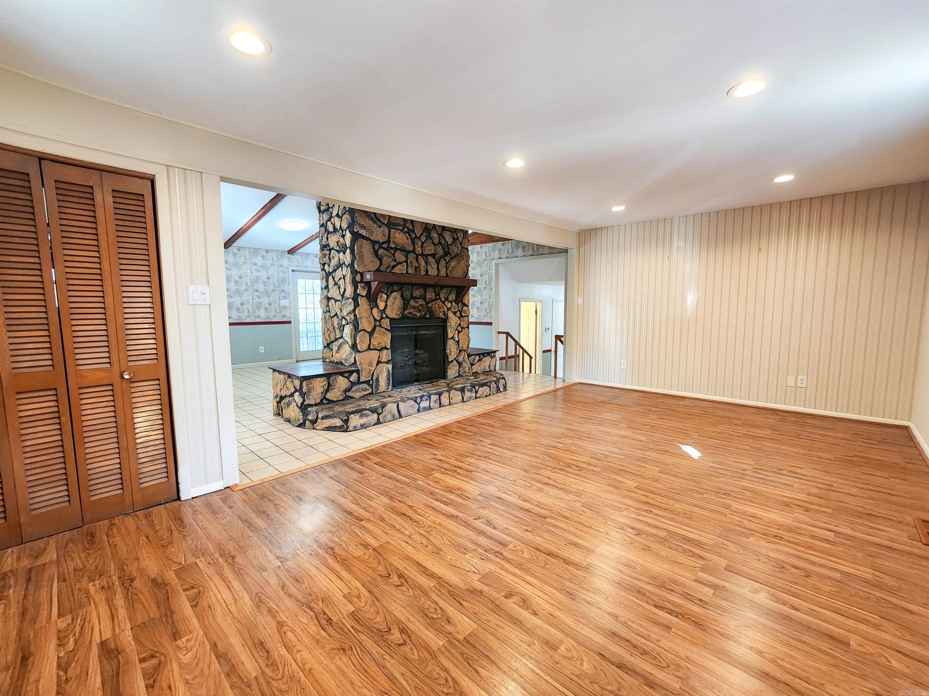 MOUNTAIN OAKS - Residential