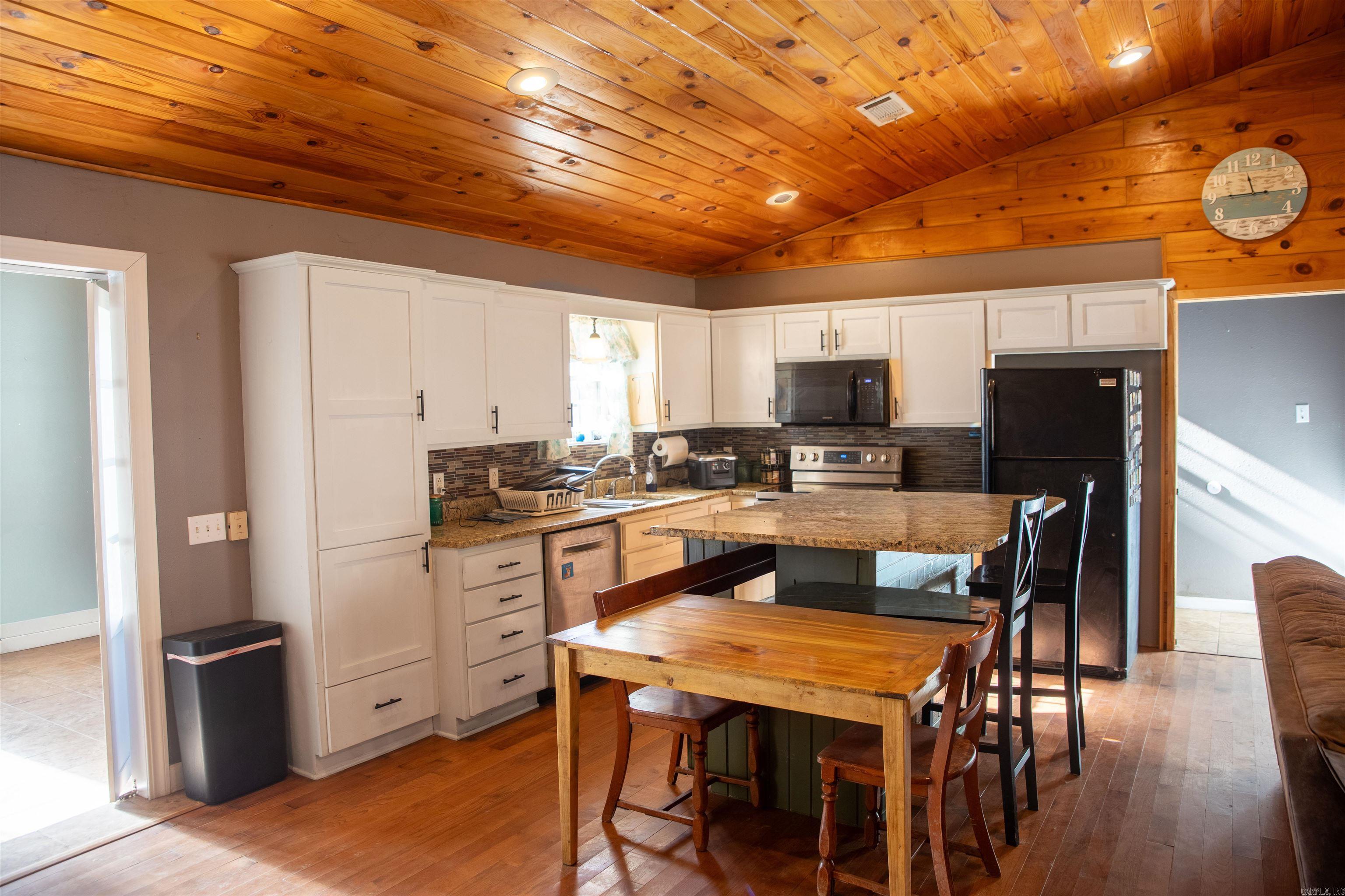 ROLLING HILLS - Residential