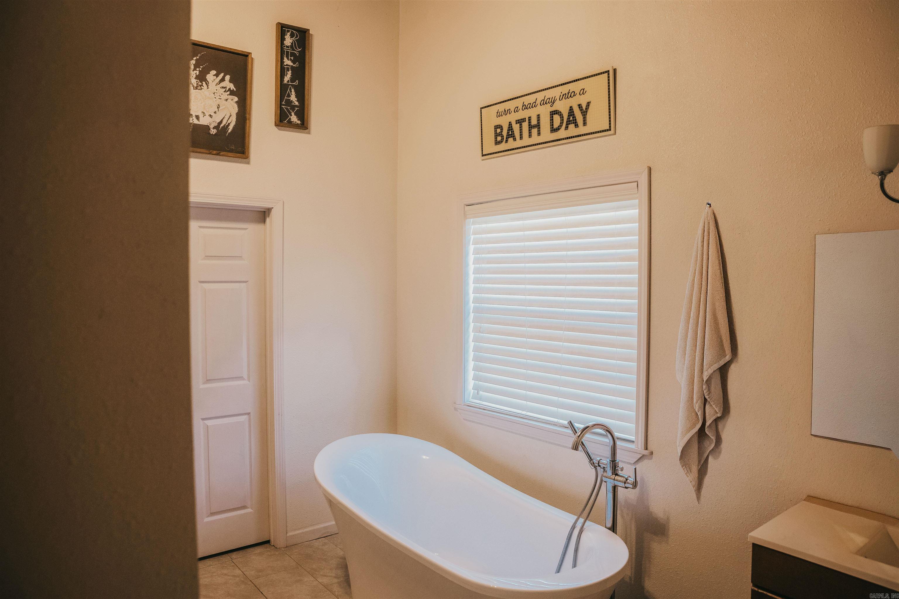 ROLLING HILLS - Residential