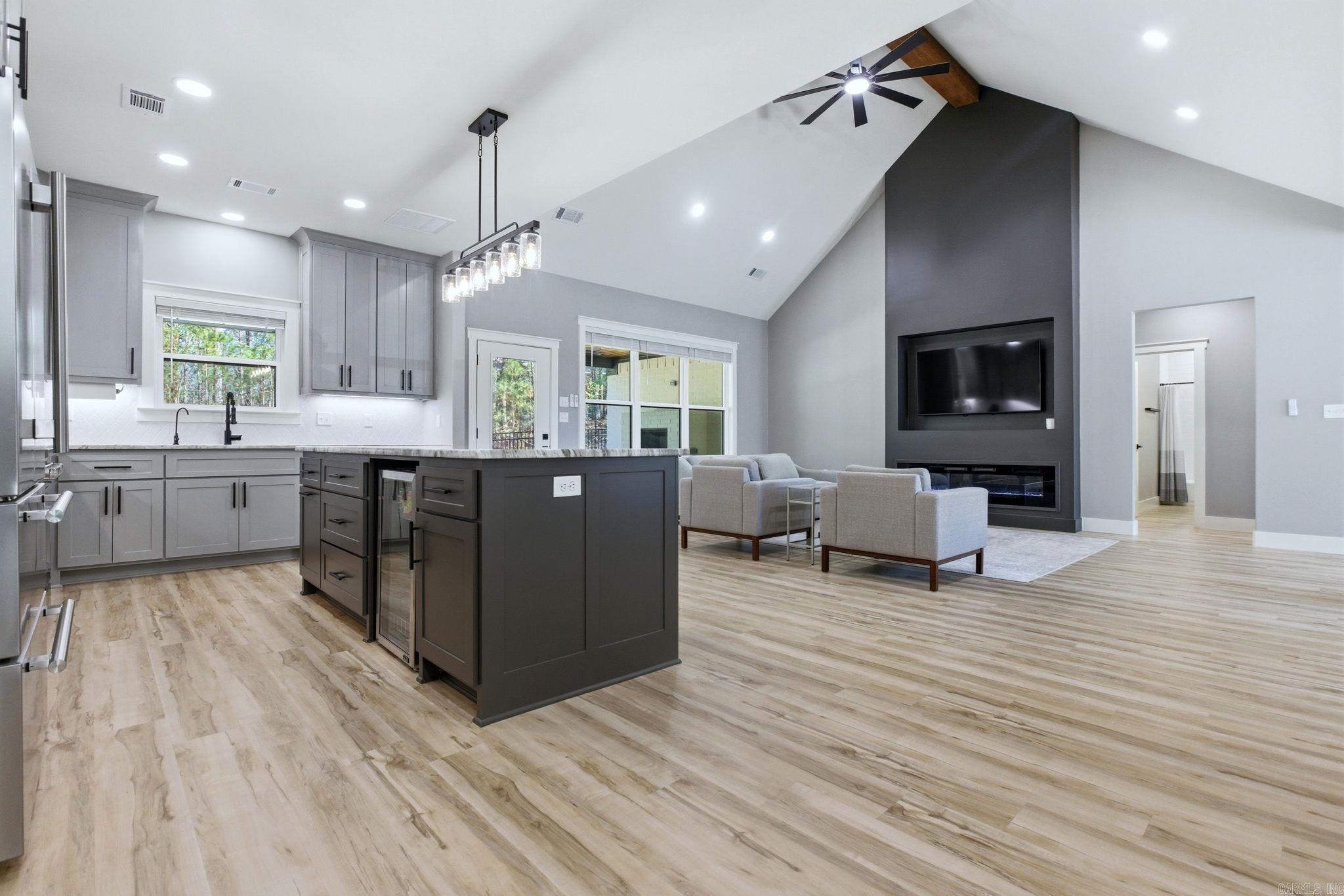 MAJESTIC POINTE - Residential