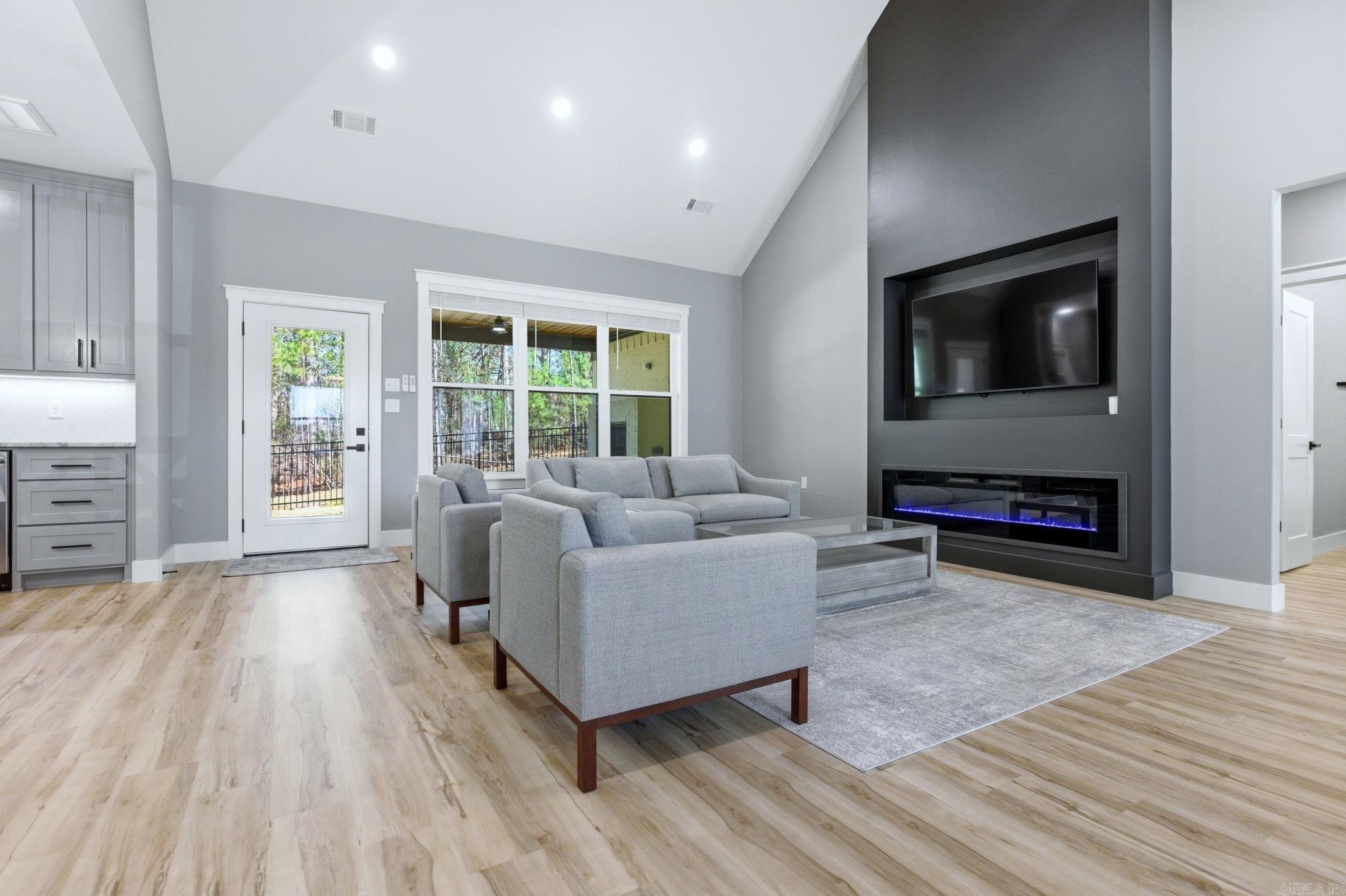 MAJESTIC POINTE - Residential