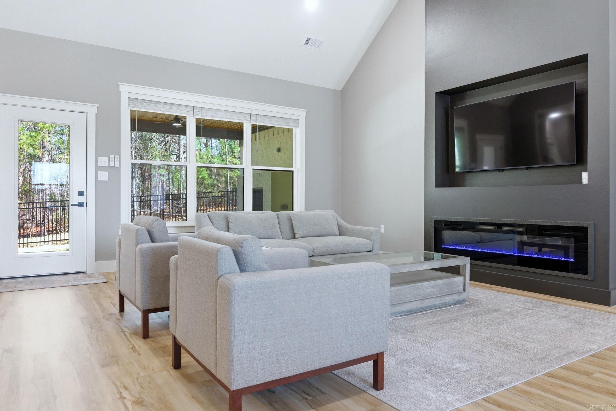 MAJESTIC POINTE - Residential