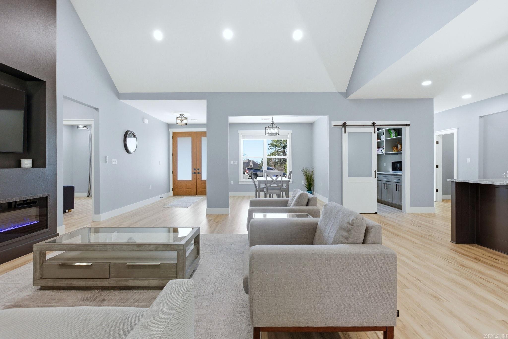 MAJESTIC POINTE - Residential