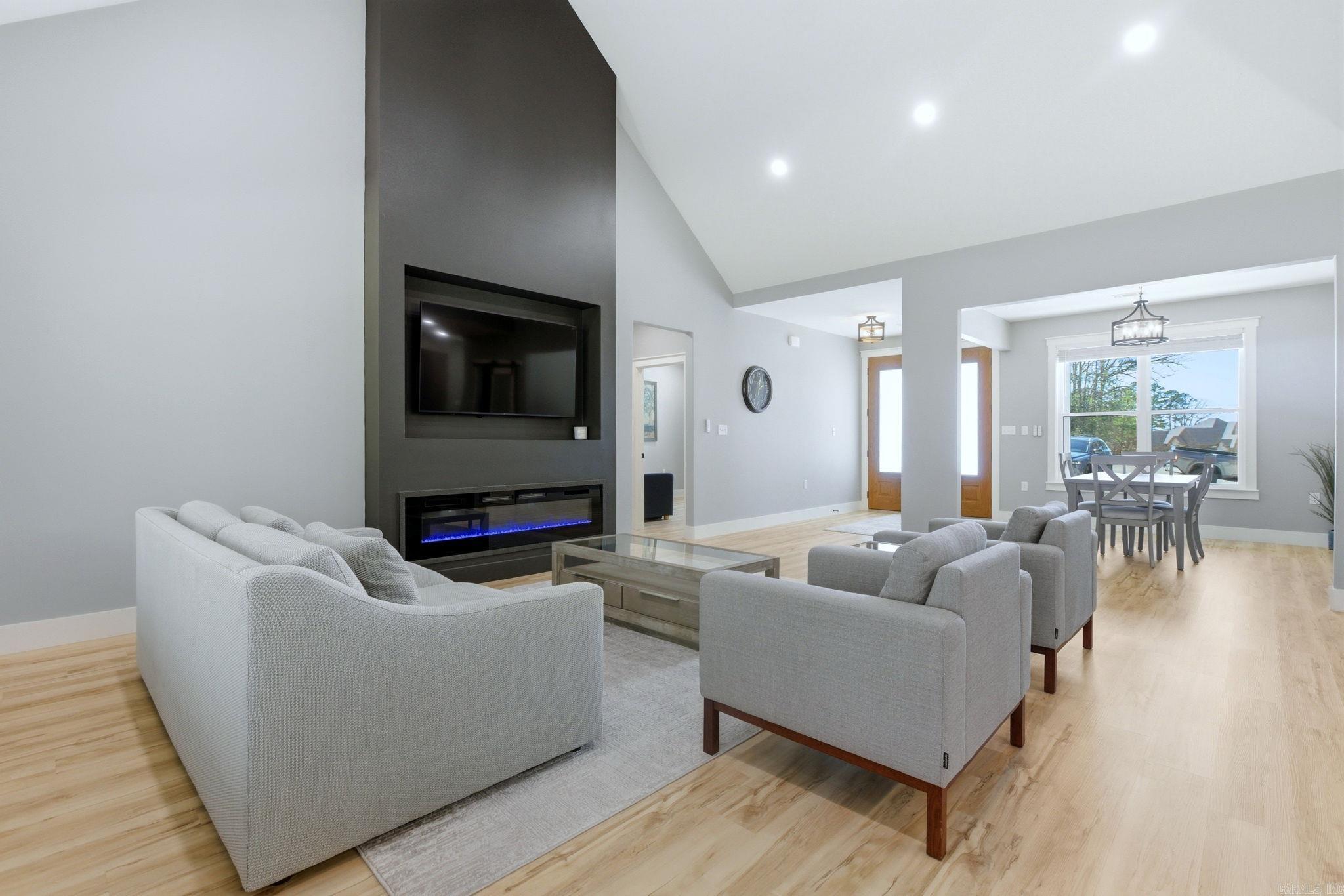 MAJESTIC POINTE - Residential