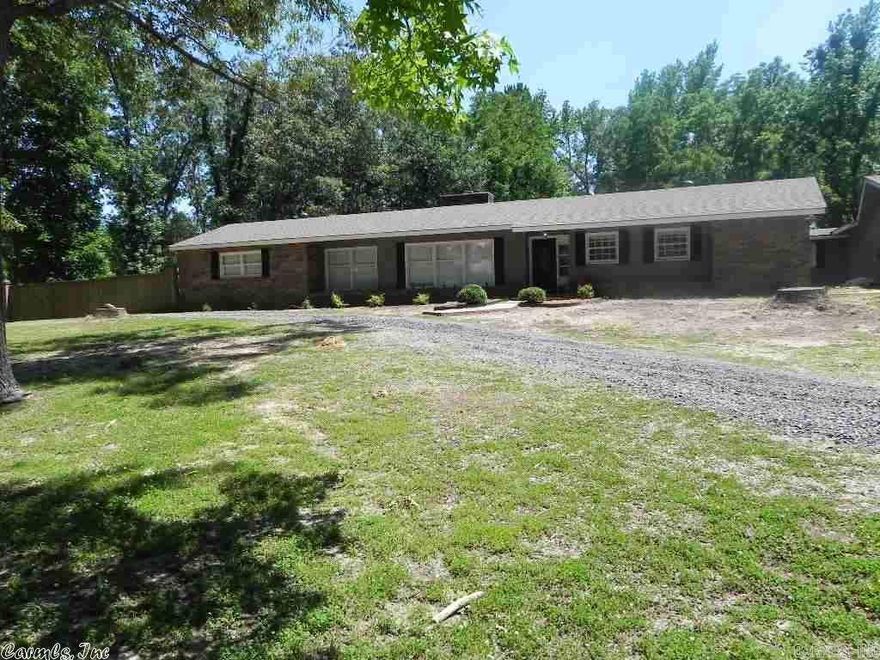 SUPER NICE CLEAN 4 BEDROOM 3 BATH HOUSE ON 5 ACRES.SHOP AND DETACHED GARAGE WITH IN GROUND POOL. ADDITIONAL PICTURES SEE LISTING NUMBER 19033767 FOR SALE PHOTOS