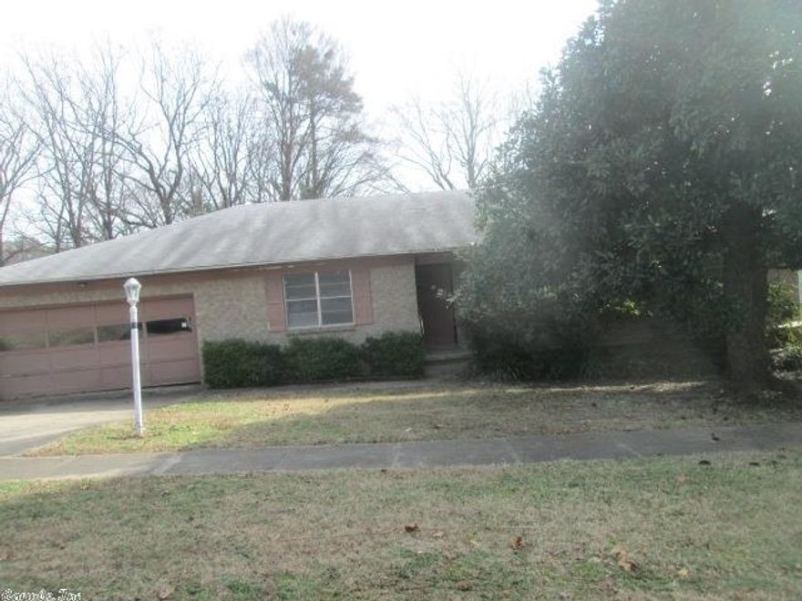 One story brick home located in Sheraton Park Subdivision. Large den with brick fireplace over looks backyard. Three bedrooms and two bath Two car garage attached and fenced backyard.