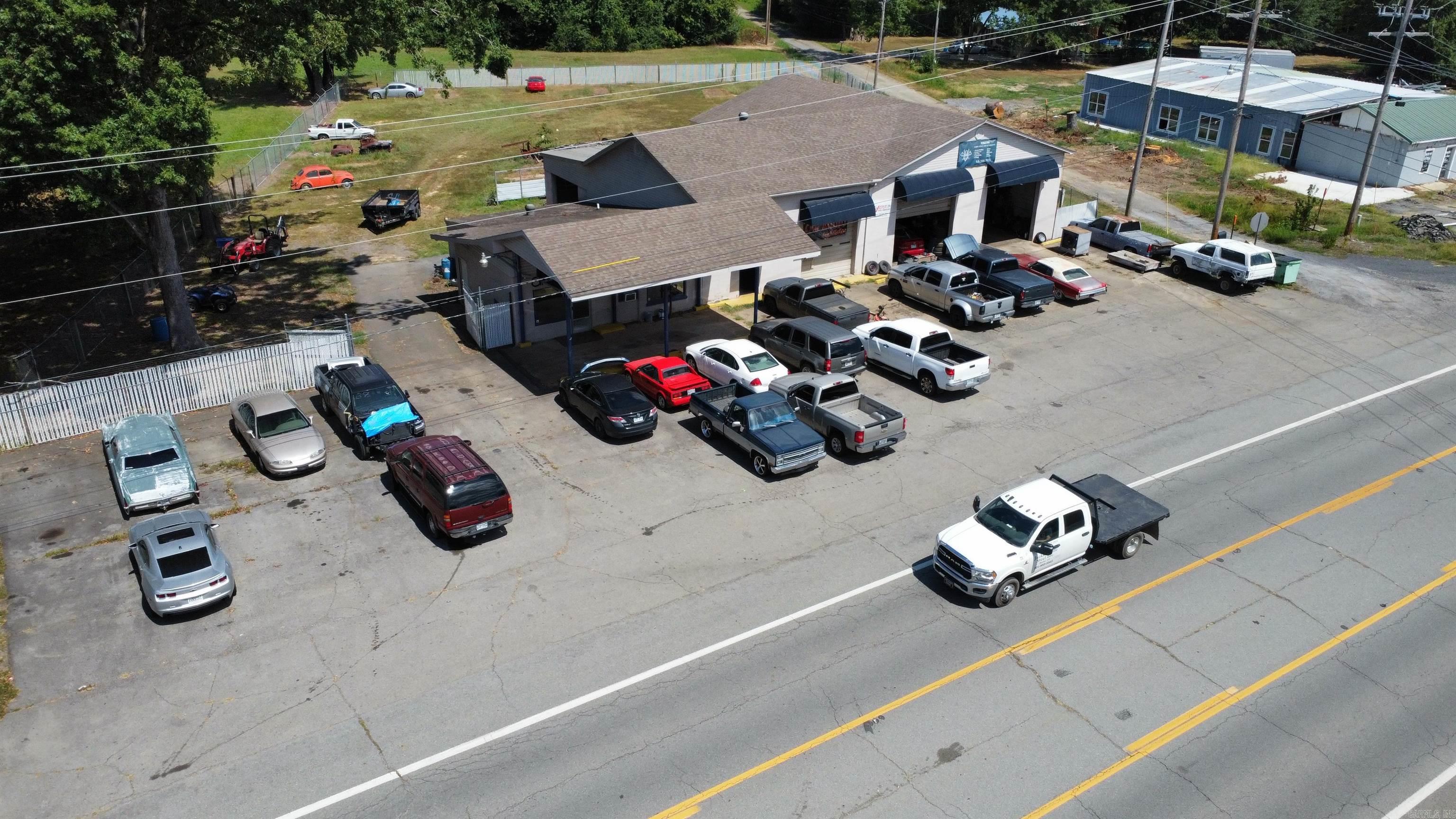 This large commercial building is in a prime location with high traffic count for your new or growing business. 4,000 sq ft building with 2 large overhead doors, sitting on a large corner 1 acre lot.