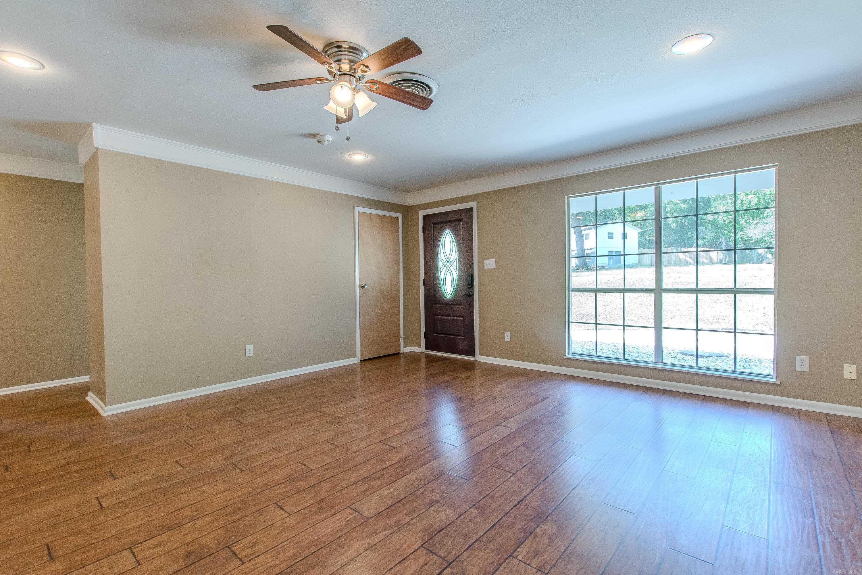 BEAUTIFUL LAKEVIEW - Residential
