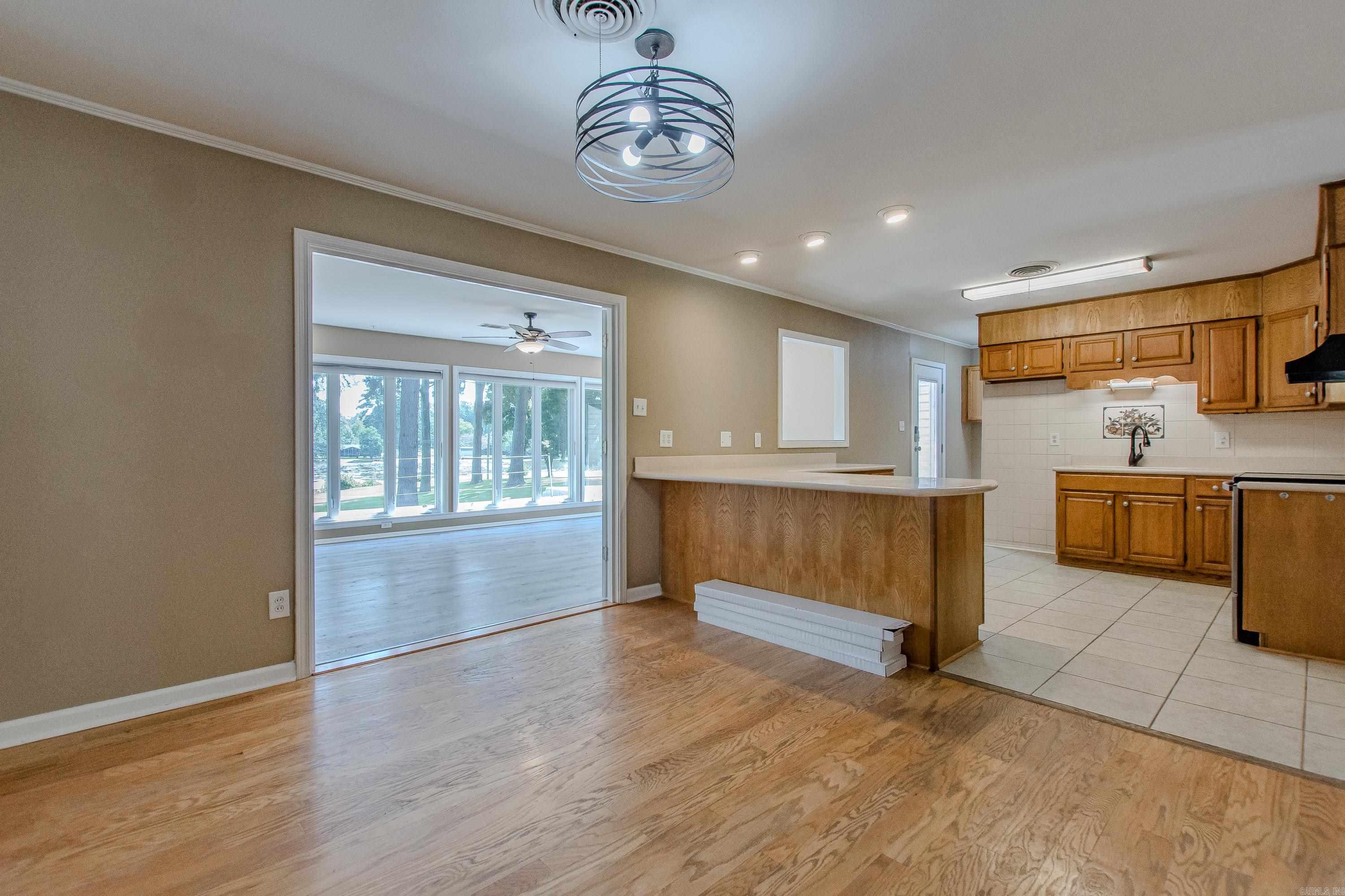 BEAUTIFUL LAKEVIEW - Residential