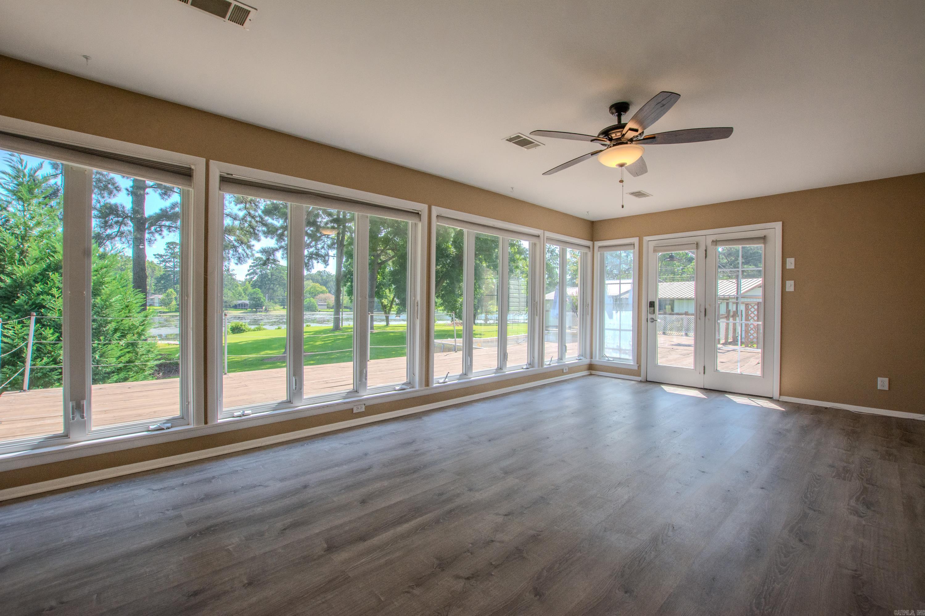 BEAUTIFUL LAKEVIEW - Residential