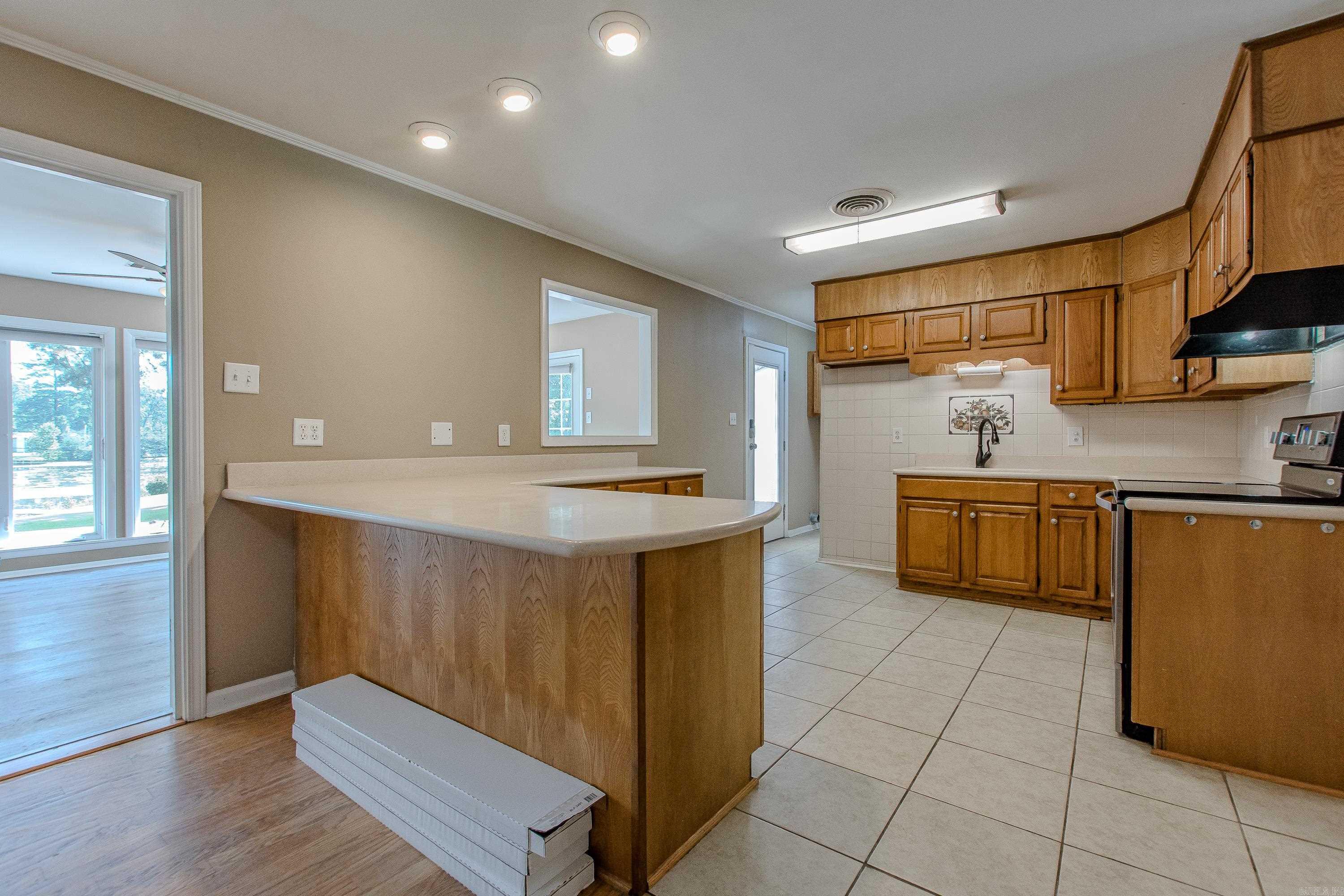 BEAUTIFUL LAKEVIEW - Residential