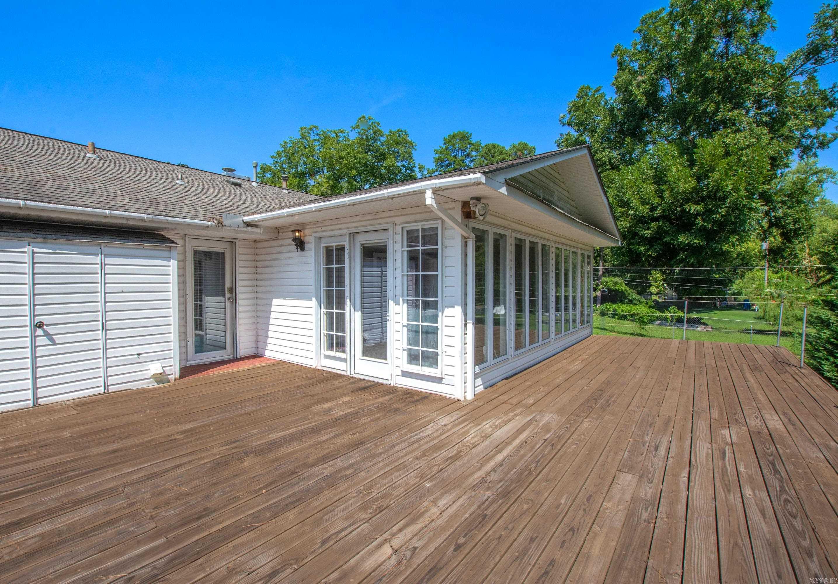 BEAUTIFUL LAKEVIEW - Residential