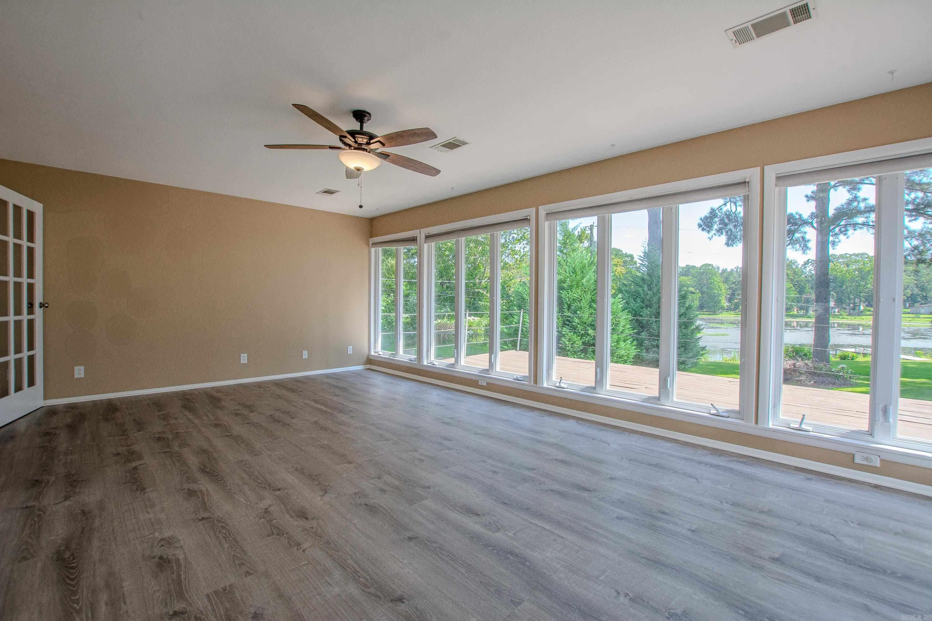 BEAUTIFUL LAKEVIEW - Residential