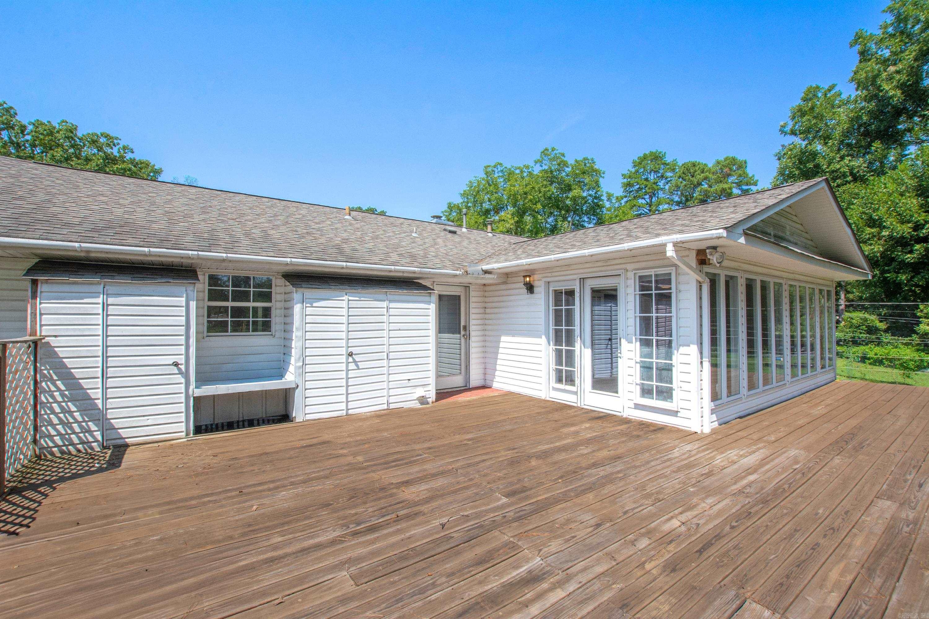 BEAUTIFUL LAKEVIEW - Residential