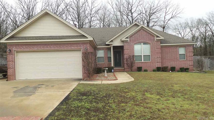 Come see this amazing house! It offers a large corner lot that is fenced. Split floor plan, large living room & formal dining. Sq. Ft. approx. measuring encouraged.
