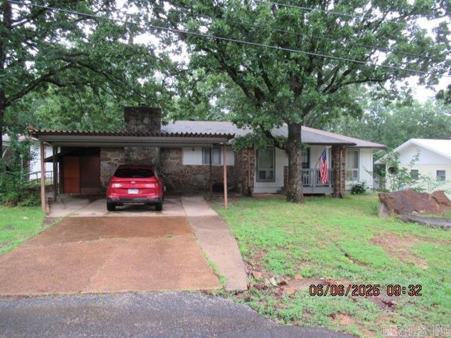 Need a place to move right in? This might be it.  It is a furnished home, on one level, has 2 bedrooms, 1.5 baths, and a carport.  Appliances include the range, dishwasher, garbage disposal, 2 refrigerators, along with the washer and dryer.  You will enjoy the yard and like the location that is convenient to all that Fairfield Bay has to offer.  Call to see it today!