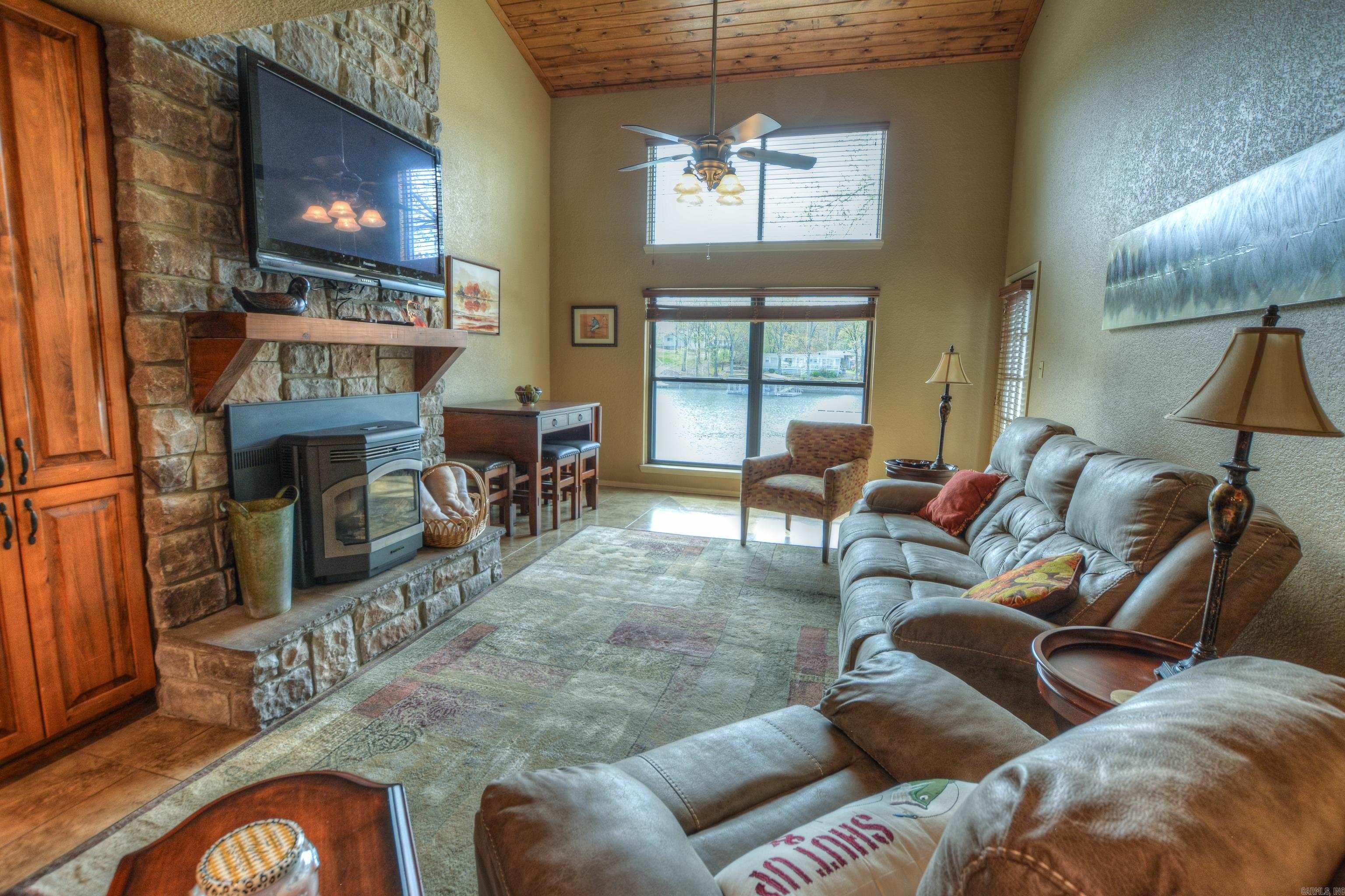 TREEHOUSE CONDO - Residential