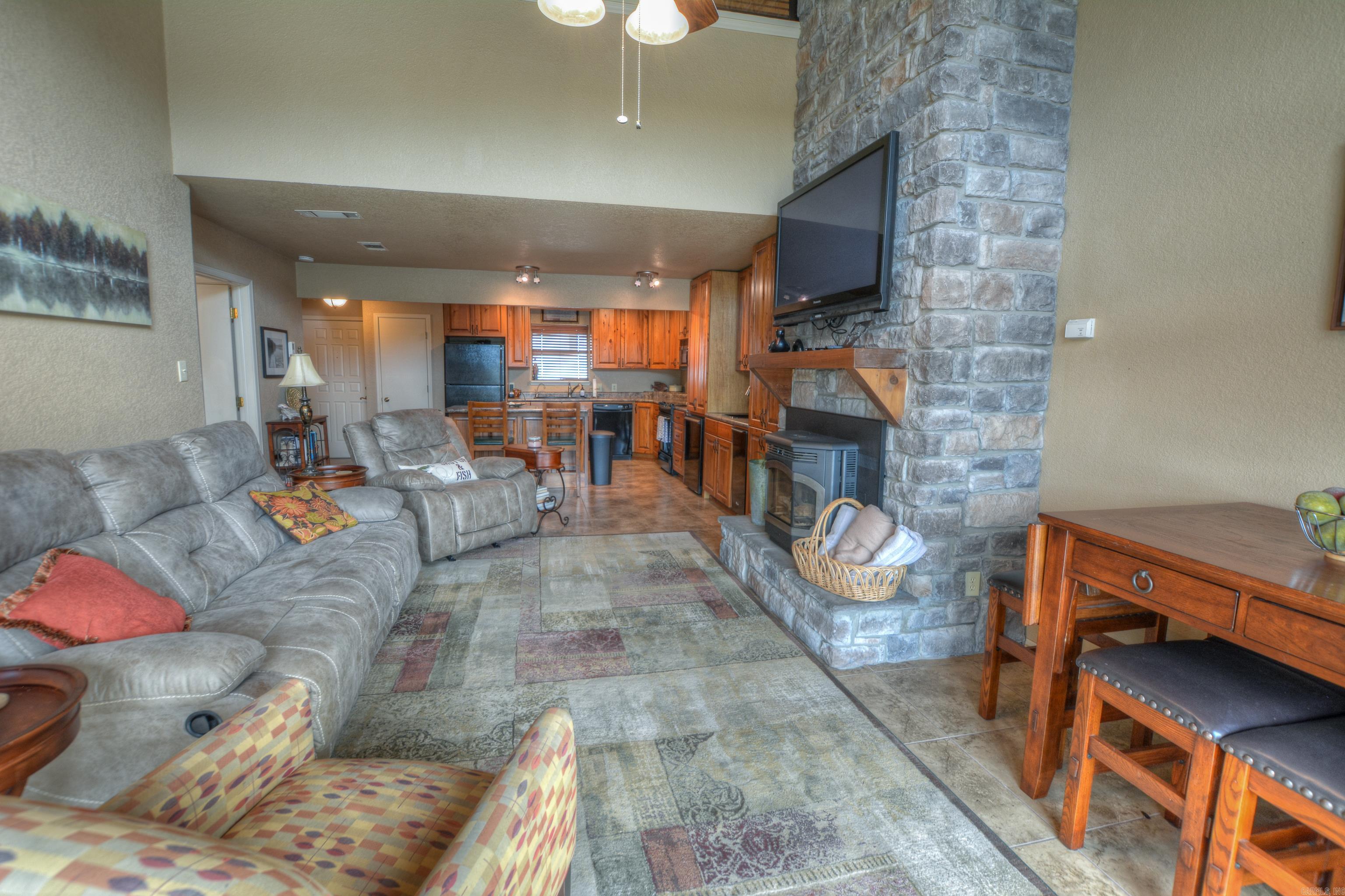 TREEHOUSE CONDO - Residential