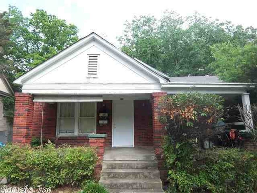 Great duplex right next to UAMS that has a good rental history $8,000 allowance available for new appliances and upgrades. Sold "as-is".