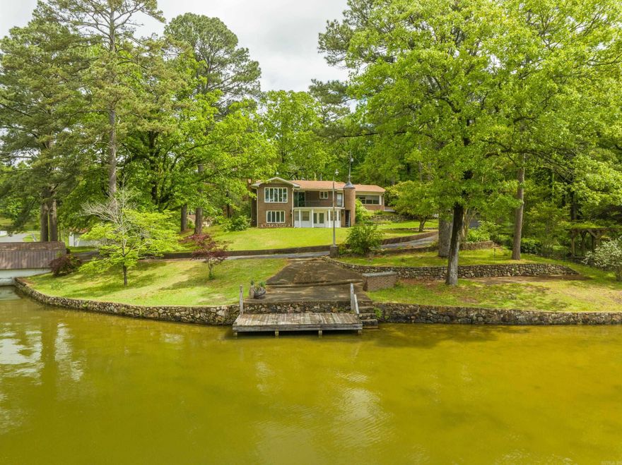 Beautiful Lake Hamilton Lot on Peninsula Drive! 1.65 acres with 206' lake frontage, circle drive, boat house and seawall. Value is mainly in land. The house is currently separated into 3 units, each with a bedroom/bath, living area and kitchen. Renovate into one dwelling, use as a multi-family lake retreat, add three units to your investment portfolio, or raze for new construction. Selling as-is.