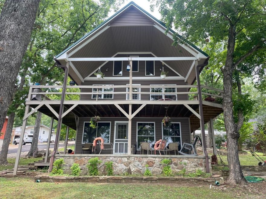 Welcome to your dream lake house in Hardy, Arkansas where this tri-level home offers amazing views of private Lake Sherwood. With 4 bedrooms and 2.5 baths, this residence offers tons of comfort, privacy, and relaxation. This property provides easy access to fishing, boating, and other water activities. Multiple living areas throughout the home provide plenty of space for family gatherings, complete with picturesque lake views. Whether you're seeking a weekend getaway or a year-round residence, this property is sure to exceed your expectations. 160 feet of shoreline! Schedule your private tour today and envision life near the Spring River! Agents see remarks.