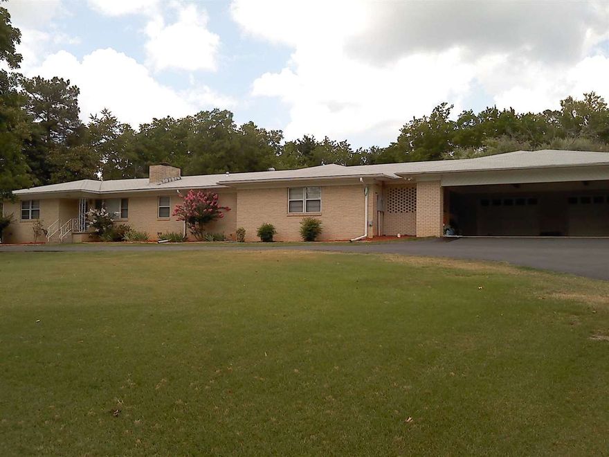 Convenient near Hot Springs Mall and Carpenter Dam boat ramp.  Features carpet & wood laminate flooring, peninsula fireplace in living room & separate family/game room. Updates include 80 gal water heater, Trane 5ton A/C heat exchanger and all stainless steel appliances stay.  Alarm system, 2 covered patios, over sized garage with attached carport, separate metal shop building w/ gravel floor. Circle driveway, sidewalks to garage and side gate in fenced back yard. NEW ROOF. ***AGENTS SEE REMARKS***