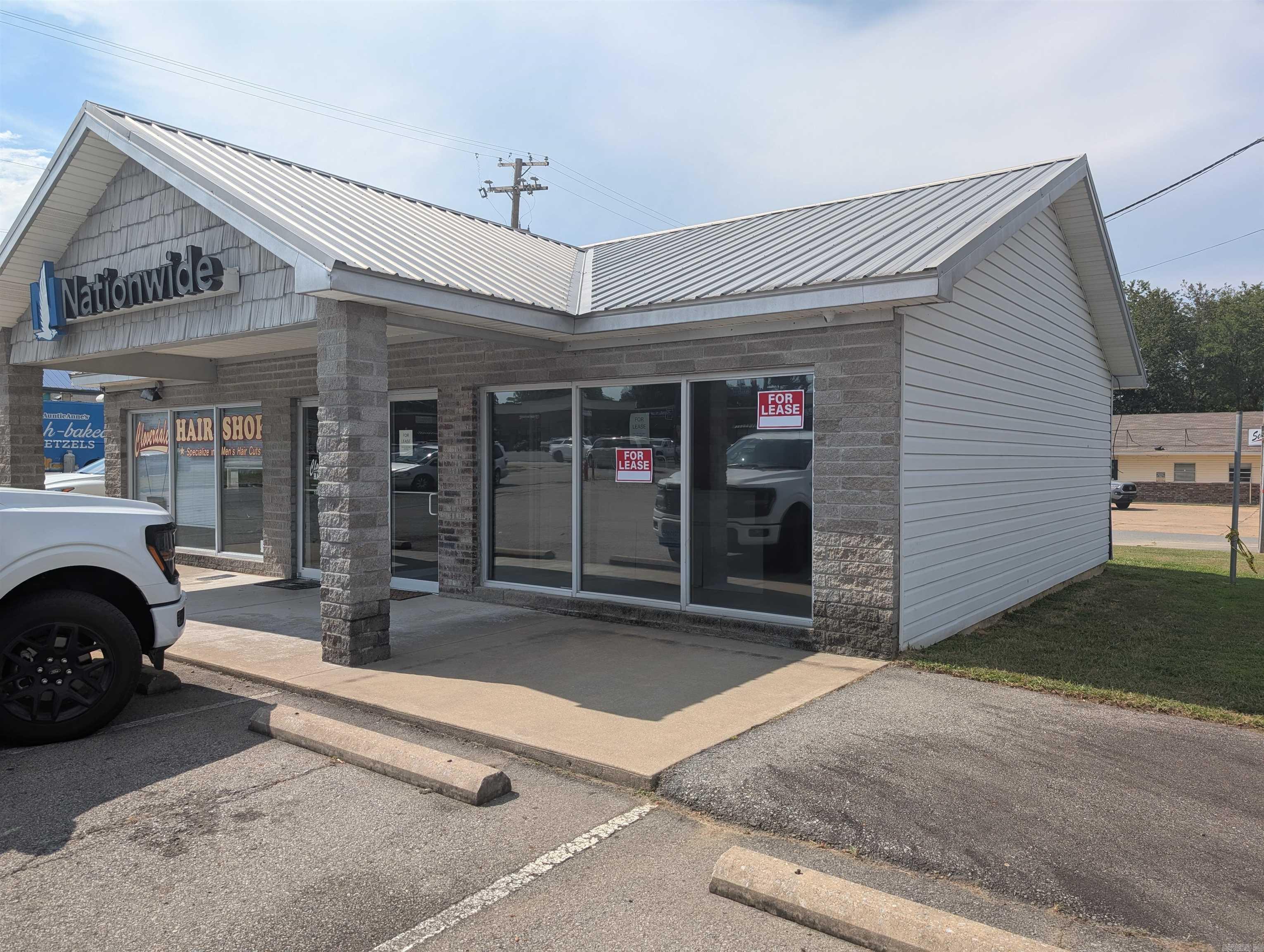 Excellent location now available for lease in Searcy. This space features 2 offices with a storage closet, a bathroom, and reception area. All utilities are included in the lease price.