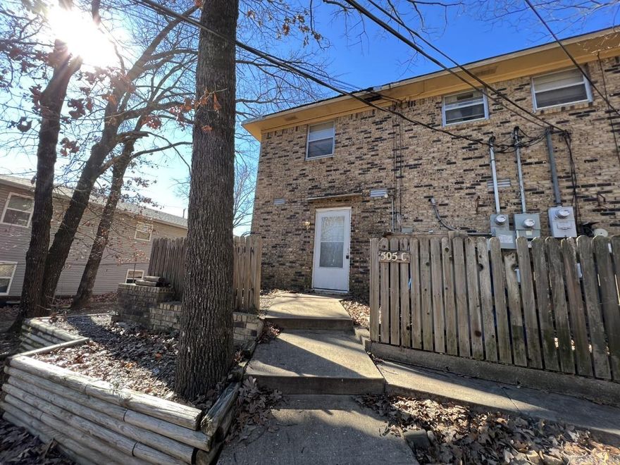 Downstairs apartment, convenient WLR location.