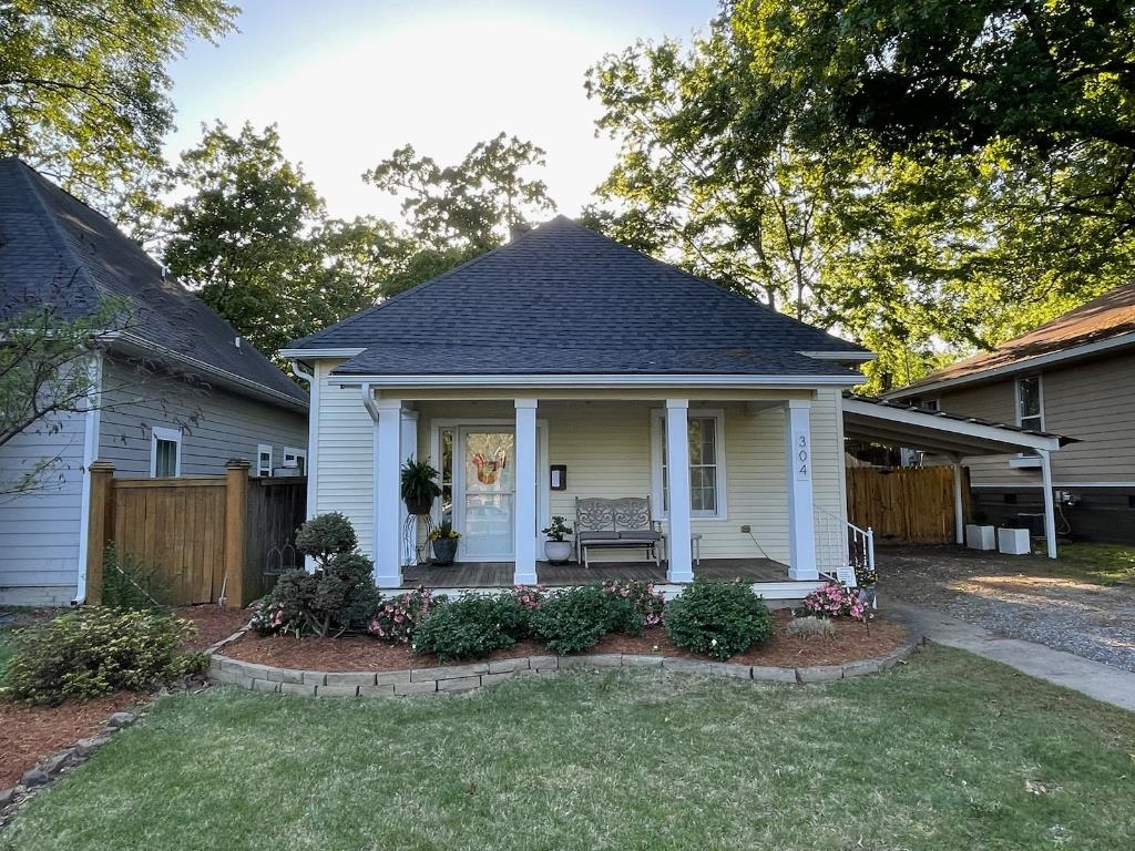 ACCEPTING BACK UP OFFERS! This beautiful 2 bed, 1 bath home in Hillcrest has been meticulously updated and maintained to offer the perfect blend of modern convenience and classic charm. Updates include: new HVAC, roof, gutters, tankless water heater, kitchen with quartz countertops, patio, French drain system, landscaping, and recessed lighting. Other notable features of this home include 10 foot ceilings, a covered carport, security system, updated attic insulation, and walkable to UAMS.