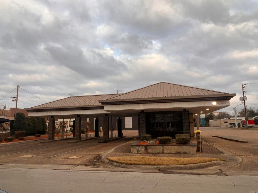 This is a commercial opportunity for any business that might utilize a drive thru. Located in the heart of downtown Stuttgart, walking distance from so many local businesses. There is Plenty of parking spaces and the driveway is in great shape. The office space has a small kitchenette and a separate bathroom. There are business restrictions on this property.