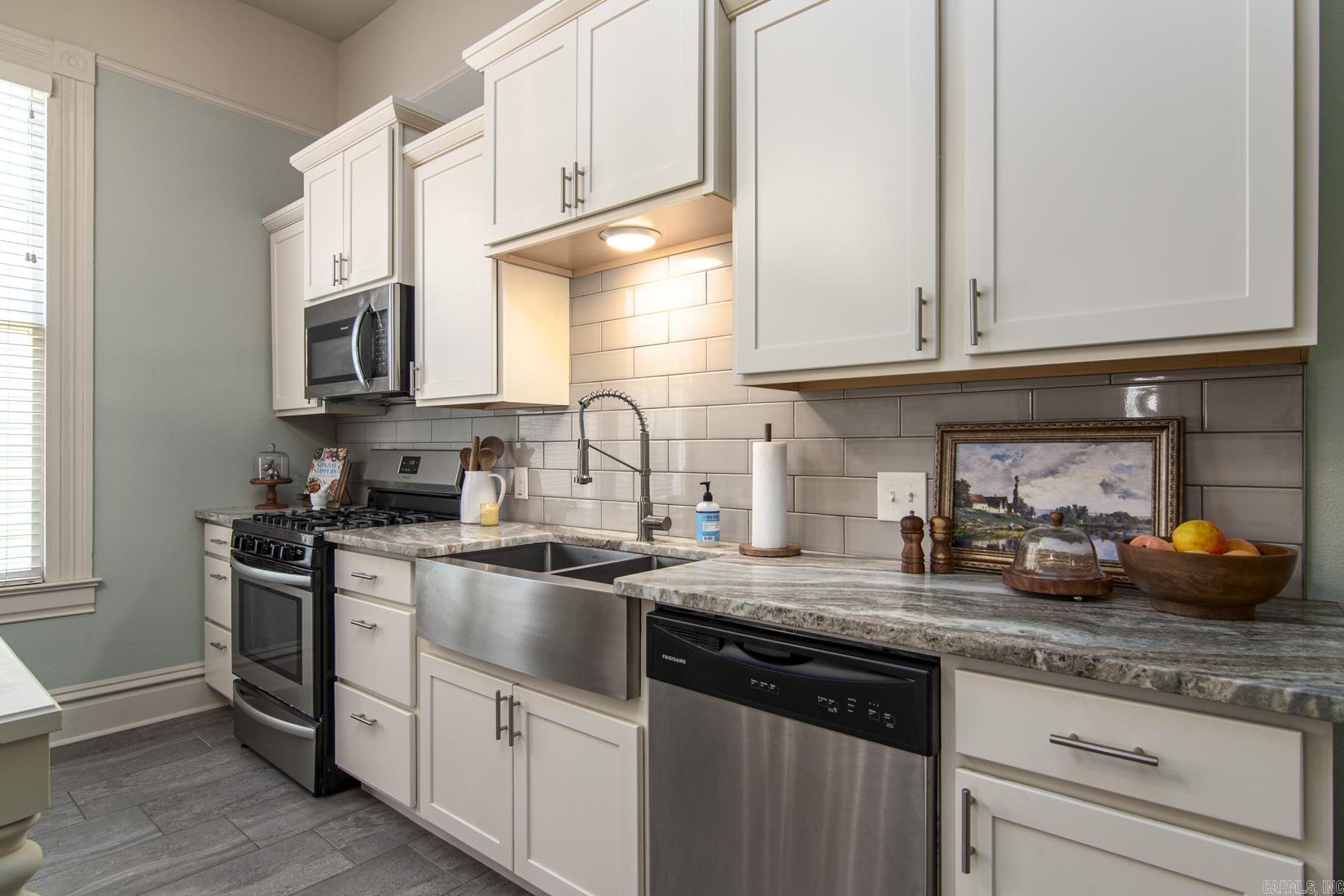 MACARTHUR PLACE ORIGINAL CITY OF - Residential